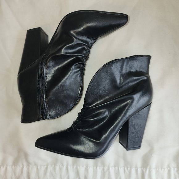 Women's Black Ruched Detail Pointed Toe Bootie Size 9 - Picture 2 of 4